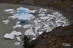 Pedaços de gelo desgarrados do glaciar Grey se acumulam em um canto do lago Grey, no parque nacional Torres del Paine, no sul do Chile